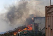 Desalojan a 70 personas por un incendio en el municipio tinerfeño de La Orotava