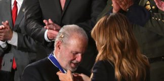 Donald Trump entrega a un locutor americano la Medalla Presidencial de la Libertad por popularizar el término «feminazi»