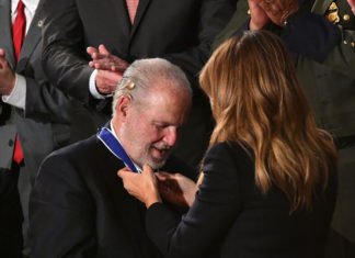 Donald Trump entrega a un locutor americano la Medalla Presidencial de la Libertad por popularizar el término «feminazi»