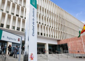 Andalucía adquiere 100.000 mascarillas, 530 mamparas y 3.000 litros de gel desinfectante para los juzgados ante el desamparo de Pedro Sánchez