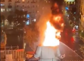 Valencia celebra su «cremà» oficial por sorpresa y sin público en la Plaza del Ayuntamiento