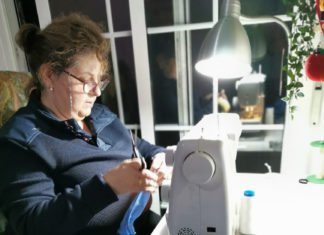Mujeres de Torrevieja confeccionan mascarillas para aportar allí donde sean necesarias con el fin de evitar contagios del coronavirus