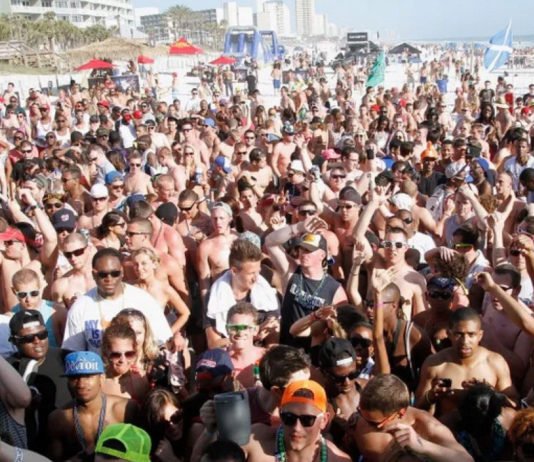 Estados Unidos alerta de la «moda» que los jóvenes han impuesto con sus «fiestas coronavirus»