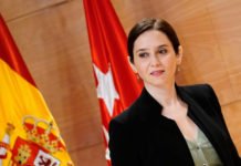 Díaz Ayuso apoya públicamente a sanitarios y docentes de Madrid ante la pandemia de coronavirus que afecta a ella misma