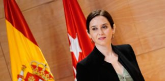 Díaz Ayuso apoya públicamente a sanitarios y docentes de Madrid ante la pandemia de coronavirus que afecta a ella misma