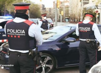 Los Mossos denuncian a un hombre que viajaba en el maletero de un coche para «ir a ver a su abuela»