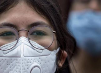 La Policía Nacional ha detenido a un individuo por estafar a varias personas con la venta de mascarillas para prevenir el COVID-19