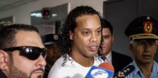 Ronaldinho es finalmente detenido por entrar en Paraguay con un pasaporte falso