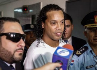 Ronaldinho es finalmente detenido por entrar en Paraguay con un pasaporte falso