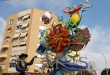 La Policía Local de Alicante instruye a los foguerers a vivir la fiesta de Hogueras de San Juan con seguridad