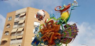 La Policía Local de Alicante instruye a los foguerers a vivir la fiesta de Hogueras de San Juan con seguridad