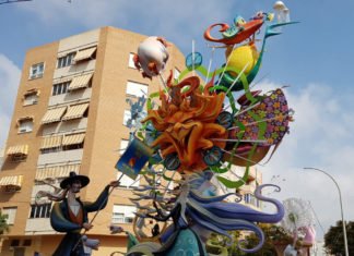 La Policía Local de Alicante instruye a los foguerers a vivir la fiesta de Hogueras de San Juan con seguridad