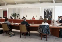 España espera siete horas a un presidente que ha filtrado las deliberaciones del Consejo de Ministros con presencia de un «coletas» en cuarentena