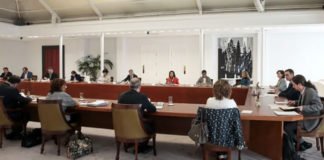 España espera siete horas a un presidente que ha filtrado las deliberaciones del Consejo de Ministros con presencia de un «coletas» en cuarentena