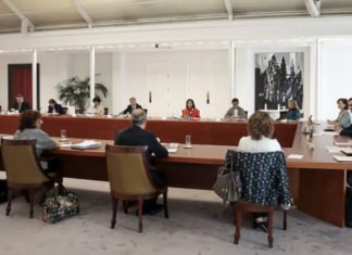 España espera siete horas a un presidente que ha filtrado las deliberaciones del Consejo de Ministros con presencia de un «coletas» en cuarentena
