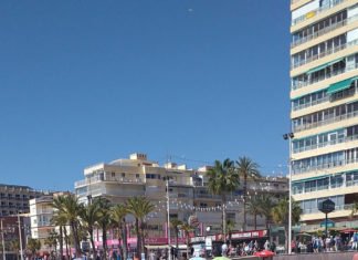 Ciudadanos da la voz de alarma en las playas de Benidorm ante la presencia de mojiteros sin control sanitario
