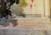 Un hombre es detenido por pintar versículos bíblicos en la fachada de la Catedral de Granada