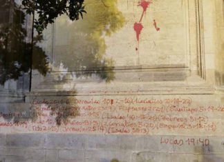 Un hombre es detenido por pintar versículos bíblicos en la fachada de la Catedral de Granada