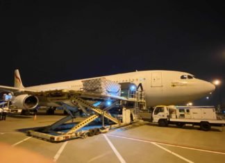 Llegan al aeropuerto de Manises dos vuelos con material sanitario procedente de China adquirido por la Comunidad Valenciana