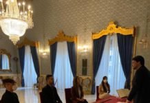 Luis Barcala homenajea a los sanitarios al presidir un enlace con una enfermera en el Salón Azul del Ayuntamiento de Alicante