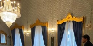 Luis Barcala homenajea a los sanitarios al presidir un enlace con una enfermera en el Salón Azul del Ayuntamiento de Alicante