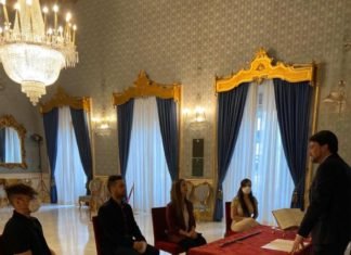 Luis Barcala homenajea a los sanitarios al presidir un enlace con una enfermera en el Salón Azul del Ayuntamiento de Alicante