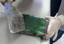 La Policía Nacional tuvo que emplearse a fondo para detener a un individuo que trataba de ocultar un paquete camuflado que contenía un kilo de cocaína con persecución a pie incluida