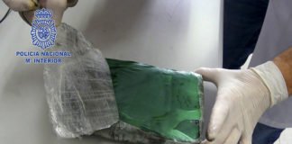 La Policía Nacional tuvo que emplearse a fondo para detener a un individuo que trataba de ocultar un paquete camuflado que contenía un kilo de cocaína con persecución a pie incluida