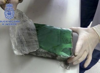 La Policía Nacional tuvo que emplearse a fondo para detener a un individuo que trataba de ocultar un paquete camuflado que contenía un kilo de cocaína con persecución a pie incluida