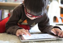 La Generalitat Valenciana entrega 9.700 tablets con conexión a niños sin medios para finalizar el curso escolar desde sus hogares