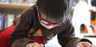 La Generalitat Valenciana entrega 9.700 tablets con conexión a niños sin medios para finalizar el curso escolar desde sus hogares