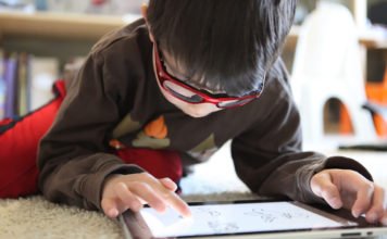 La Generalitat Valenciana entrega 9.700 tablets con conexión a niños sin medios para finalizar el curso escolar desde sus hogares