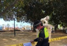 Alicante cierra parques y zonas de juegos infantiles para cumplir la normativa que permite la salida de los niños diariamente durante una hora a la calle