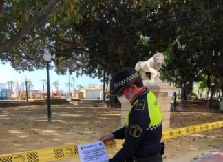 Alicante cierra parques y zonas de juegos infantiles para cumplir la normativa que permite la salida de los niños diariamente durante una hora a la calle