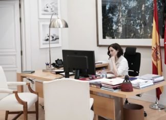 Díaz Ayuso pide al Gobierno una política sanitaria clara para no arrastrar a la economía