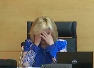 La consejera de Sanidad de Castilla-León llora en una comparecencia al recordar el nombre de médicos fallecidos en su lucha contra el coronavirus