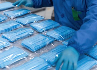 Madrid recibe un avión procedente de China con 58 toneladas de material sanitario destinado a los hospitales de la región para luchar contra el coronavirus