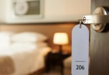 Díaz Ayuso habilita 2 hoteles en Madrid para proteger a mayores de residencias no contagiados por COVID-19