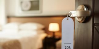 Díaz Ayuso habilita 2 hoteles en Madrid para proteger a mayores de residencias no contagiados por COVID-19