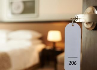 Díaz Ayuso habilita 2 hoteles en Madrid para proteger a mayores de residencias no contagiados por COVID-19