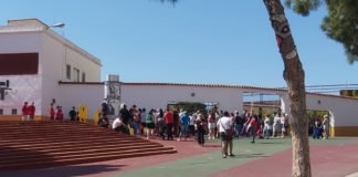 Venezuela ya se vislumbra en España con colas de personas para poder comer…..incluso en ciudades ricas como Benidorm