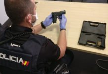 La Policía Nacional detiene a una mujer que llegó a amenazar con un arma detonadora simulada por molestias de ruido