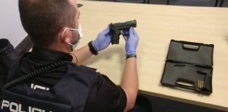 La Policía Nacional detiene a una mujer que llegó a amenazar con un arma detonadora simulada por molestias de ruido
