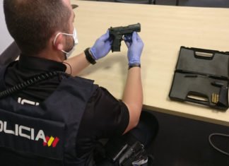 La Policía Nacional detiene a una mujer que llegó a amenazar con un arma detonadora simulada por molestias de ruido