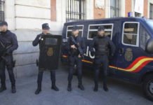 La Policía Nacional equipada con equipos de protección (EPI) y escudo interviene sobre una persona agresiva con positivo en COVID
