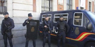 La Policía Nacional equipada con equipos de protección (EPI) y escudo interviene sobre una persona agresiva con positivo en COVID