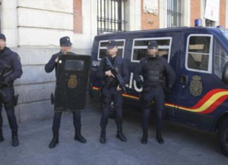 La Policía Nacional equipada con equipos de protección (EPI) y escudo interviene sobre una persona agresiva con positivo en COVID