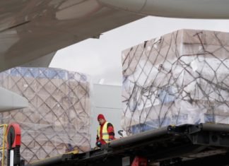 Díaz Ayuso anuncia que los madrileños podrán recoger gratis sus mascarillas en las farmacias