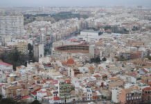 Las mascarillas prometidas por el Ayuntamiento de Alicante a sus vecinos siguen sin llegar a muchos hogares de la ciudad