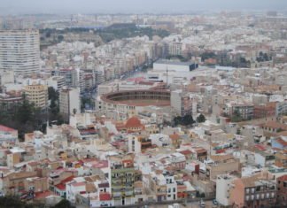 Las mascarillas prometidas por el Ayuntamiento de Alicante a sus vecinos siguen sin llegar a muchos hogares de la ciudad